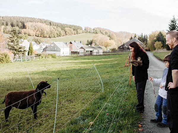 Familie Konrad unterwegs in Jahnsbach, einem Ortsteil von Thum.