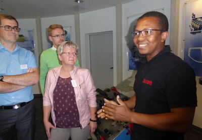 Michael Agboku im Gespräch mit Unternehmern bei der WESOBA in Schwarzenberg