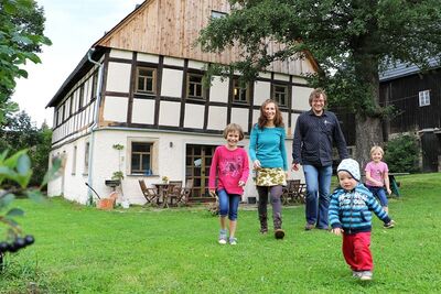 Familie Hadlich vor ihrem sanierten Fachwerkhaus in Wiesa.