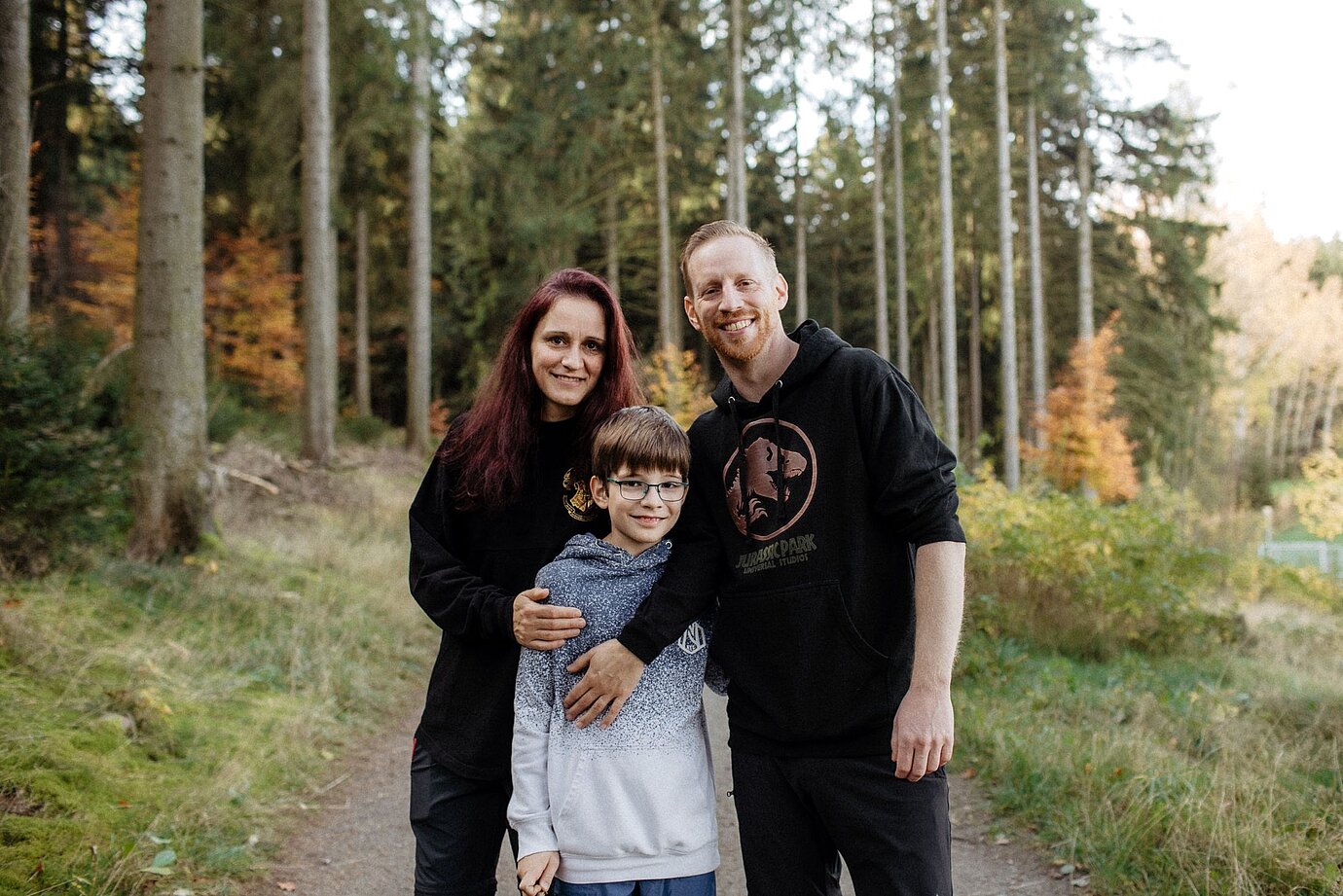 Familie Konrad im unterwegs im Wald unweit ihres neuen Grundstücks. / © Anna Werner