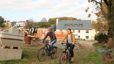 Anne und Ulrich Walther genießen die Freiheit direkt von der Baustelle aus durch die Felder zu radeln.