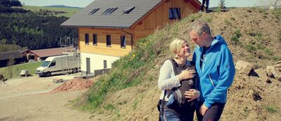 Anja und Frank Neuberg mit ihren Kindern Max und Paula am neuen Heim