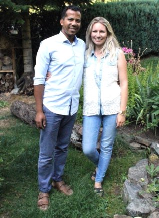 Julia und Ricardo Basjan haben sich in Südafrika kennengelernt. Gemeinsam helfen sie heute Menschen, die Unterstützung brauchen. / © Elke Schäf
